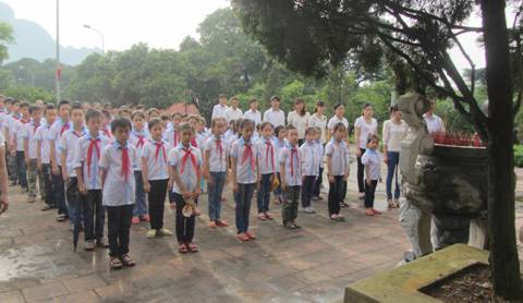 Trường Tiểu học thị trấn Chi Nê tổ chức lễ báo công và dâng hương trước anh linh của Người tại khu tưởng niệm chủ tịch Hồ Chí Minh – Di tích 1, Khu di tích lịch sử cách mạng địa điểm Nhà máy in tiền tại đồn điền Chi Nê (1946- 1947).