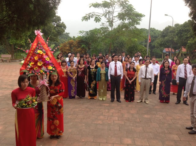 Đoàn đại biểu Ngành Giáo dục và đào tạo tỉnh Hòa Bình tổ chức lễ dâng hương, dâng hoa trước anh linh Chủ tịch Hồ Chí Minh.